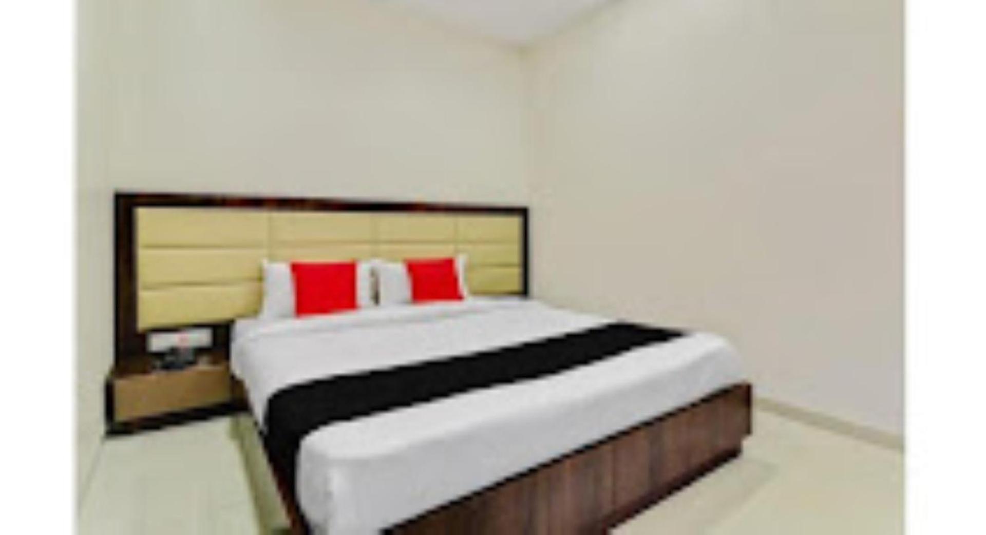 Hotel Pritam Palace , Dhule 外观 照片